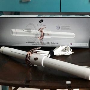 *SOLD* T3 Twirl 360 Curling Iron - box included